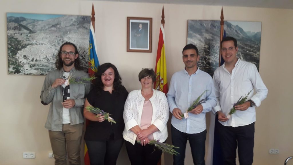 Cabilo_Radio's tweet photo. Ací us deixem el nou programa de #*ElTurrumpero, on parlem amb l'alcaldessa de #Sella Mila Llinares, de projectes, economia i habitabilitat al poble. I en la secció del #RacódeTastallibres comentem el llibre 
#LAmorforadeMapa de @roccasagran 👍 Recomanat!!
https://t.co/VOnJicY4Bx https://t.co/dnwlJ4yide