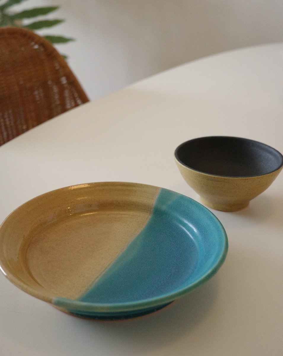 kiyo ceramicsさんの陶芸体験で作らせてもらった可愛い陶器たちが届いた〜♡黒い方は、お米が映えそうなお茶碗、平皿は万能皿として作ってみました🌿