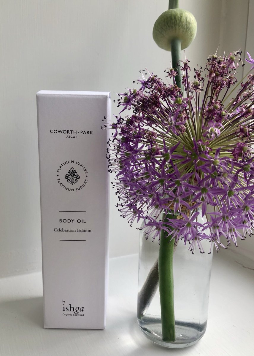 lauraivill's tweet photo. Platinum Jubilee limited edition body oil by ⁦@ishgaskincare⁩ ⁦@CoworthParkUK⁩ is infused with HRH’s favourite lily of the valley. Gorgeous! https://t.co/cmlB3pxHfV