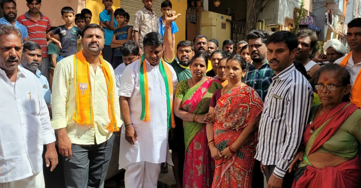 TeamRK_BJP's tweet photo. Assured that all the issues would be addressed in a phased manner and good amount of funds would be spent in getting the works done.
Under the able leadership of Shri Narendra Modi ji Cantonment area would be developed.
"Bharaat Matha ki Jai"
#RKWithSCB #RKWithBJP #SCBWithBJP https://t.co/7VxwpeWGO4