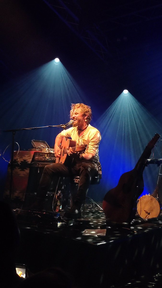 Rom35BZH's tweet photo. Hier soir, magnifique concert de John Butler @JohnButlerTrio à Rennes (très belle salle d'ailleurs @lememrennes). Chanteur, musicien et mec exceptionnel. Merci mon cœur @AKE042 pour ce cadeau 😘 https://t.co/jfIqD702KK