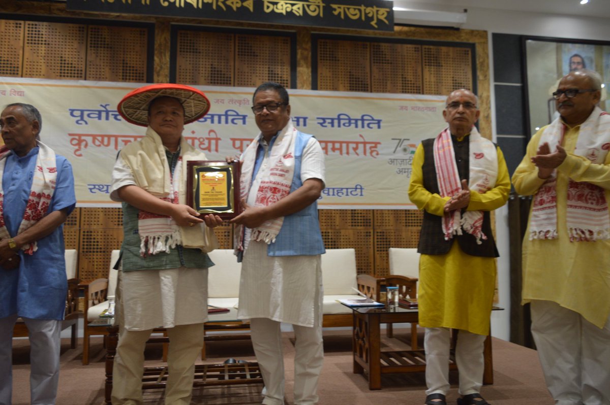 VidyaBharatiIN's tweet photo. ताई तागक जी ने विद्या भारती से सम्बद्ध पूर्वोत्तर जनजाति शिक्षा समिति का शिक्षा क्षेत्र में विशेष योगदान हेतु आभार व्यक्त किया।
#KrishanChandraGandhiAward #VidyaBharati #education https://t.co/gmfSpzHlU6
