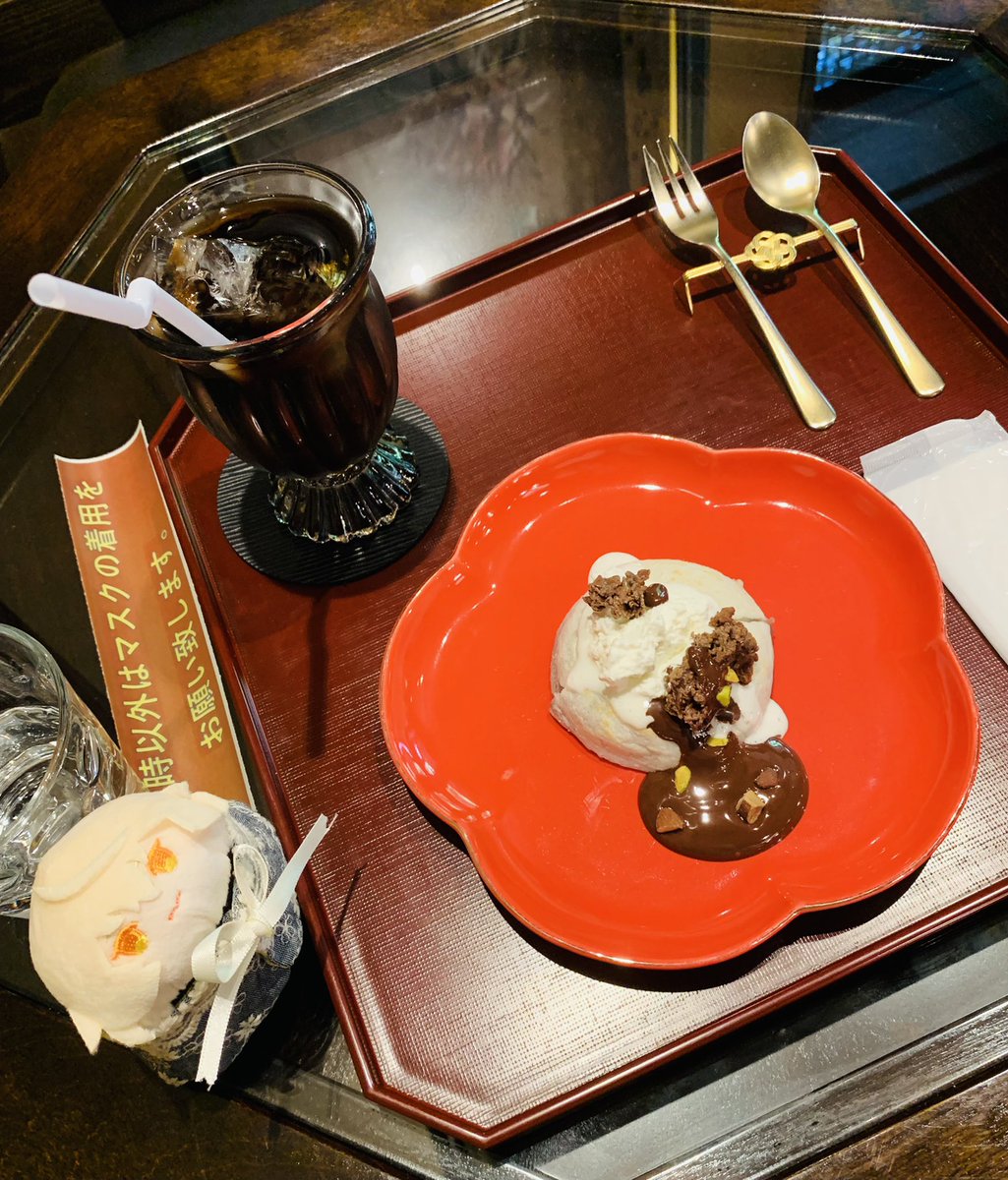 これは北斎展についてきてくれたマダムとカメラ向けたら止まってくれる逃げない鳥とうめがえもちのチョコレートソースがけ

🦁「ようしゃのないあまさだね」 