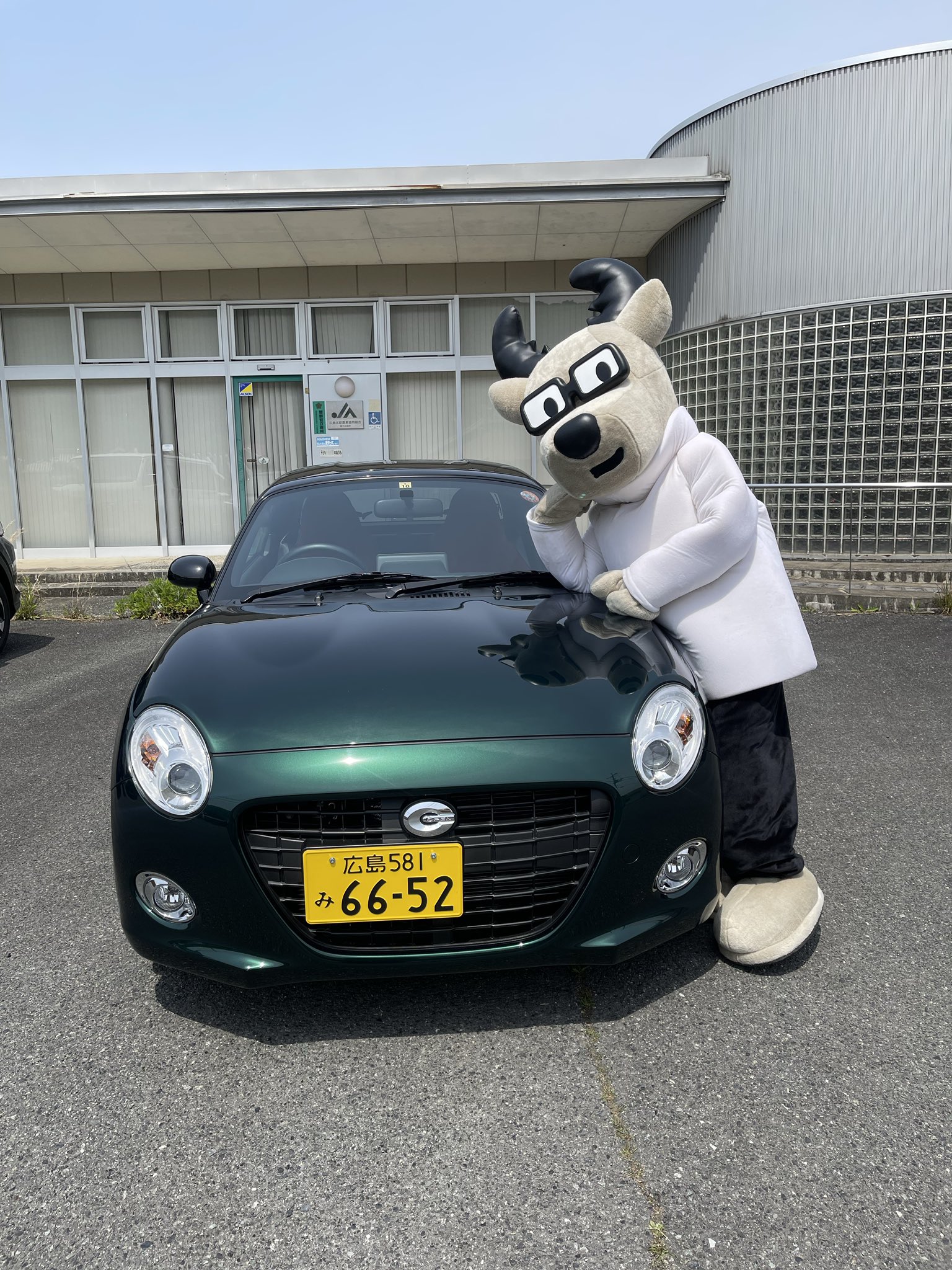 ダイハツ広島販売 公式 コペンとかくしかくん ཀ コペン ダイハツ 軽自動車 スポーツカー 車好きと繋がりたい かくしかくんは なぜか落ち込んだ 理由は撮影者のみ知っている T Co Zvpnn2rapm Twitter