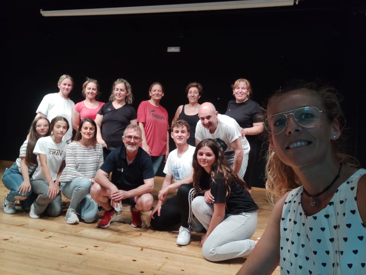 OLE ESE GRUPO GUAPO!
SEGUIMOS CON NUESTROS ENSAYOS Y NUESTRAS AVENTURAS!