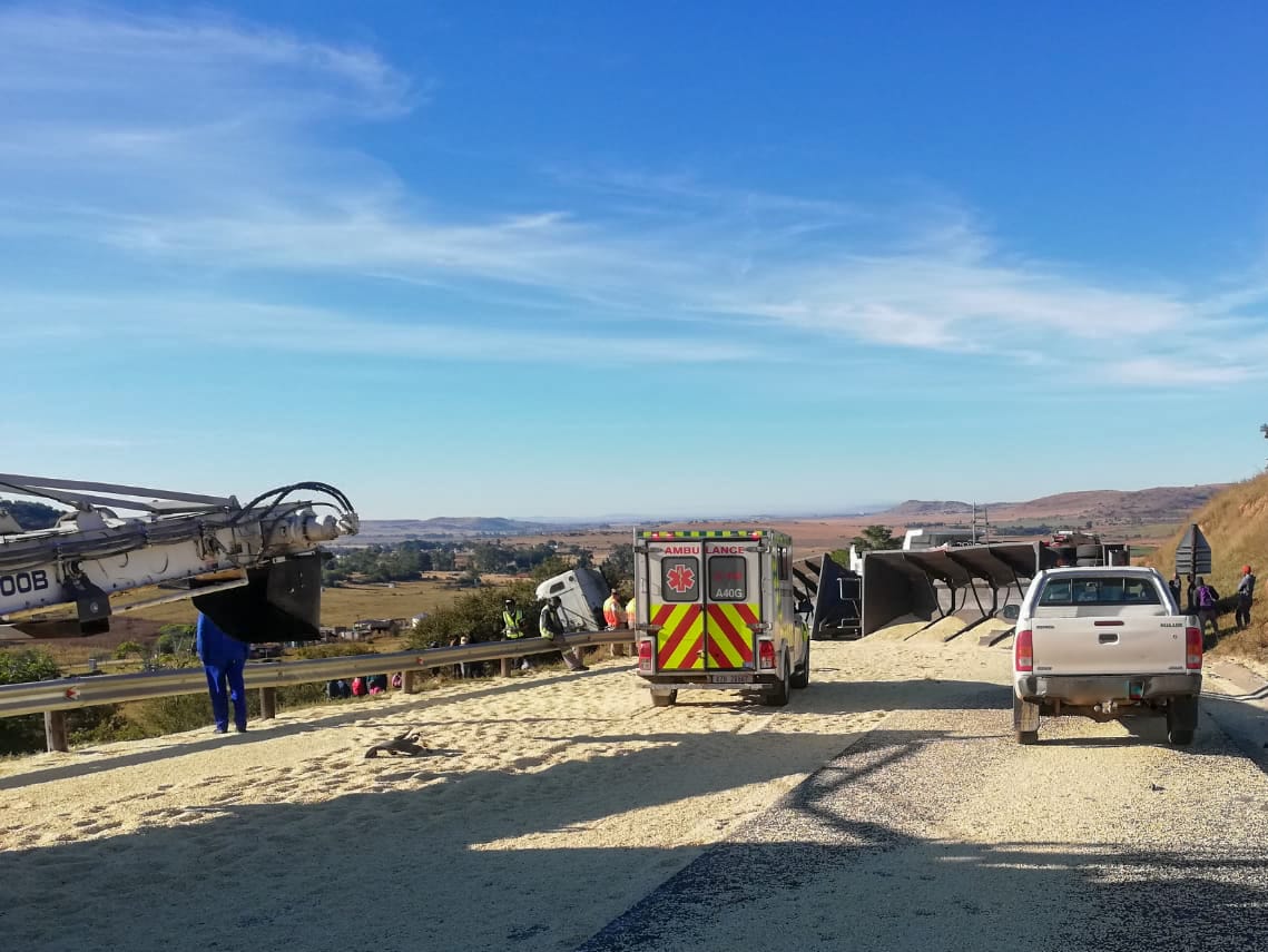 _ArriveAlive's tweet photo. Truck driver loses control of vehicle and crashes into construction vehicles and workers on the N11 Amajuba pass https://t.co/QQWOQXqbDT #ArriveAlive @kznpvt @TruckAndFreight https://t.co/0YpkblbJz3
