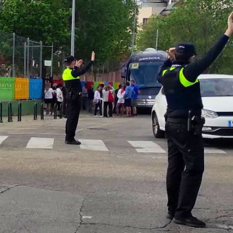 afalonsob's tweet photo. 🚑 Desplegamos #ProteccionCivil en las entradas d los colegios.
🚔 Complementará la actuación de Policía Local y colaborará con la dirección d los centros en crear entornos escolares seguros.
🧑🏫 Forma parte de un #ProgramaEscolar mas amplio q desarrollaremos en el próximo curso https://t.co/WrT9pIdkef
