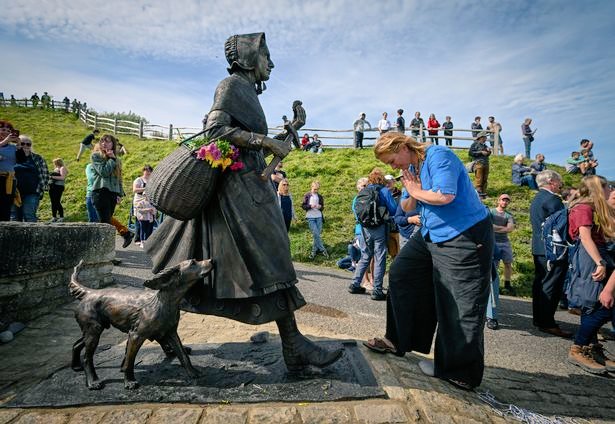 Statue of palaeontologist Mary Anning by artist Denise Dutton unveiled in Dorset, UK. Anning's 19thc discoveries helped shape the science. The statue was a result of a 5 year campaign by 15 yr old Evie Squire. Anning's life was recently covered in the film 'Ammonite'
