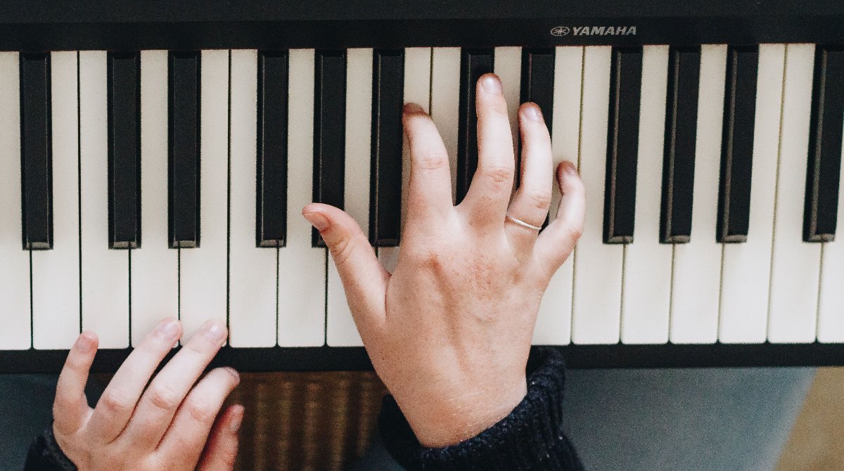Did you know that most pop songs are built on the same progression of four chords? 🤯 If you know your piano chords, you can learn new songs lightning-quick. 💪 Follow the link to our blog to get started.

go.flowkey.com/4basicchords 

#flowkey #learnpiano #atthepiano #chords