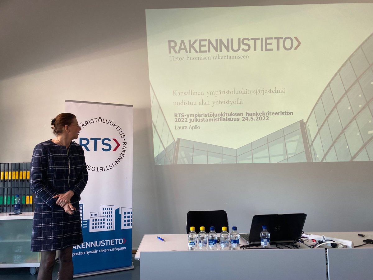 Rakennustiedon toimitusjohtaja Laura Apilo avaa tilaisuuden: ”Kriteeristön uudistuksessa toimikuntakuntalaitos on ollut keskeinen; yhteistyön kautta saadaan ohjeita, jotka koko #kira-ala kokee omakseen ja joihin kaikki ovat päässeet vaikuttamaan.” #RTSympäristöluokitus