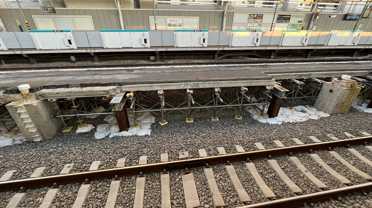 liner_85's tweet photo. 旧上りホーム撤去の状況
地盤の解体が進むとともに、上屋の支柱が撤去されました。
ホーム移設から2ヶ月ちょっと経ちますが、着々と完成の姿に近づきつつあります。
#奥沢駅改修工事 #東急目黒線 #目黒線8両化 https://t.co/pGhATGm2d3
