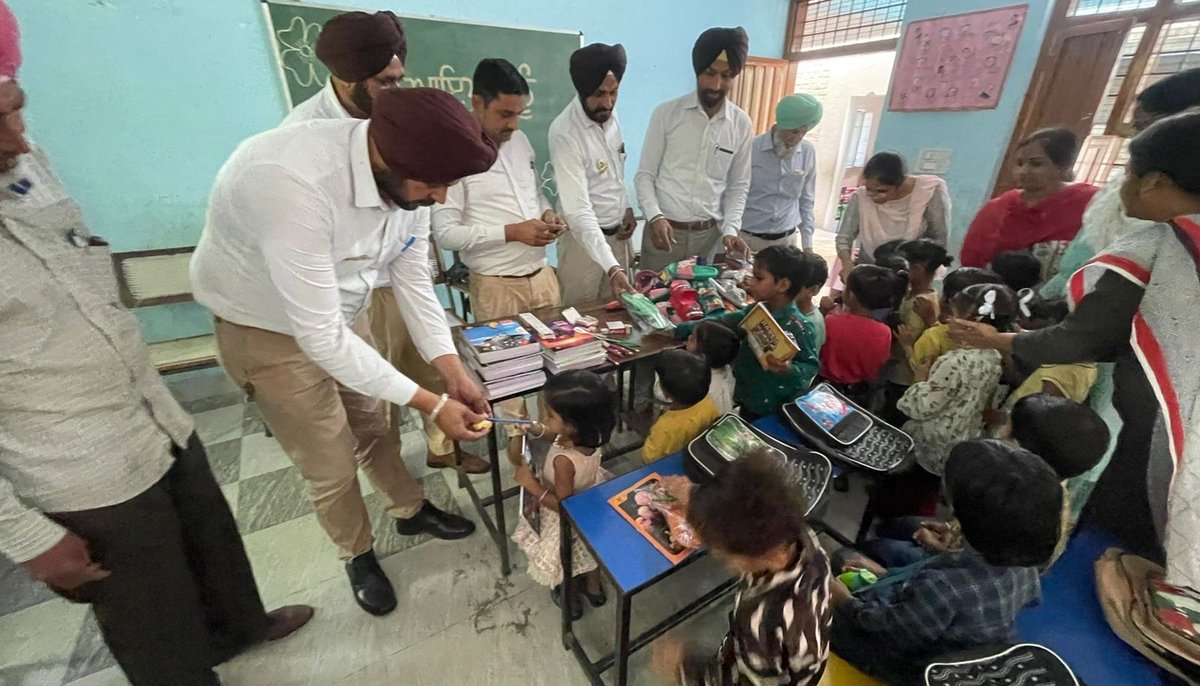 MuktsarPolice's tweet photo. Under the "Baal Mitra" program ,  Saanjh kendra Distributed Notes Books, Pencil ,Eraser,Study Material and Chappals(Sandles) etc. to class Nursery and First class students at Govt. Primary School,Canal Colony Sri Muktsar Sahib .
#BaalMitra 
#SaanjhShakti181 https://t.co/MncTCdLdBK