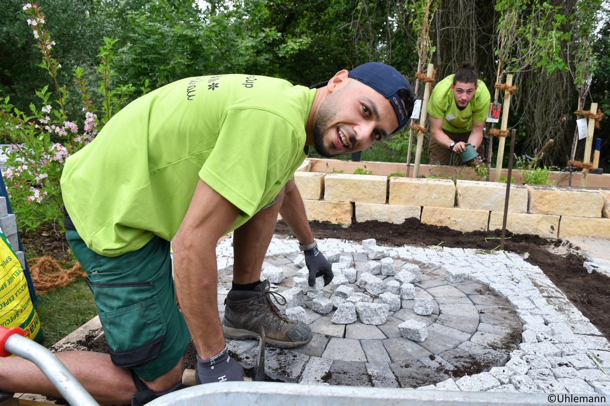 MLUKBrandenburg's tweet photo. Auf dem 25. Landschaftsgärtner-Cup Berlin/Brandenburg am 21.5. zeichnete #Brandenburg|s #MLUK-Sts Boudon die Besten aus &amp; warb für das Arbeiten im Grünen: Der Beruf ist krisensicher &amp; bietet viele Aufstiegschancen. 
https://t.co/ocorxvevP3 https://t.co/E38EnqVqOK