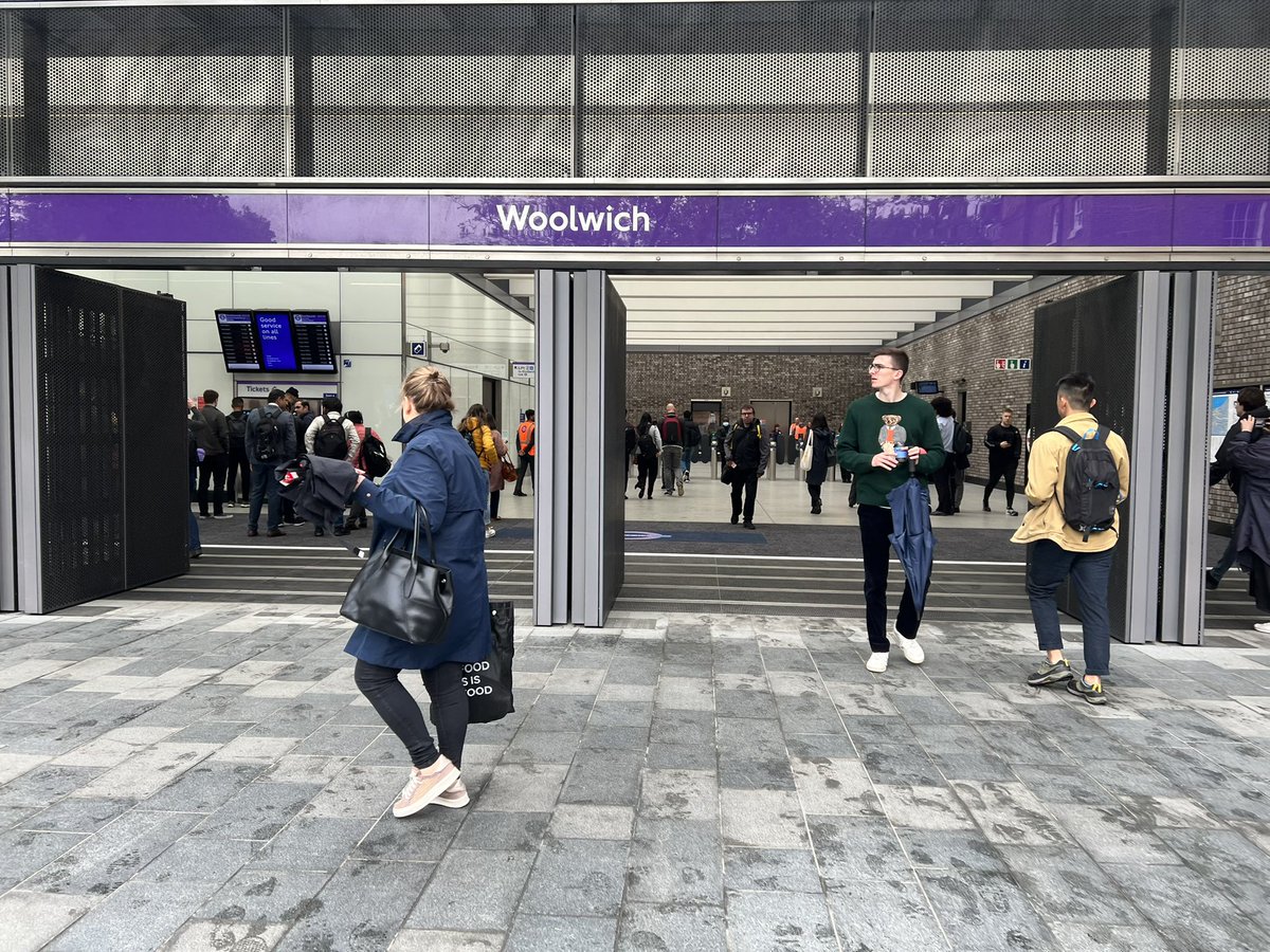 I don’t care if Victoria’s blue.
Jubilee’s grey (and Thameslink too).
DLR, I don’t care about you.
It’s Crossrail. I’m in love.

#ElizabethLine