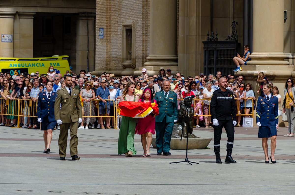 El pasado sábado Mariana Tapia participó en la jura de bandera organizada por las Fuerzas Armadas.
Ganadora el pasado año de la fase provincial del concurso "cartas a un militar" fue la encargada de portar una de las insignias del ejército en la plaza del Pilar.
#cartasaunmilitar