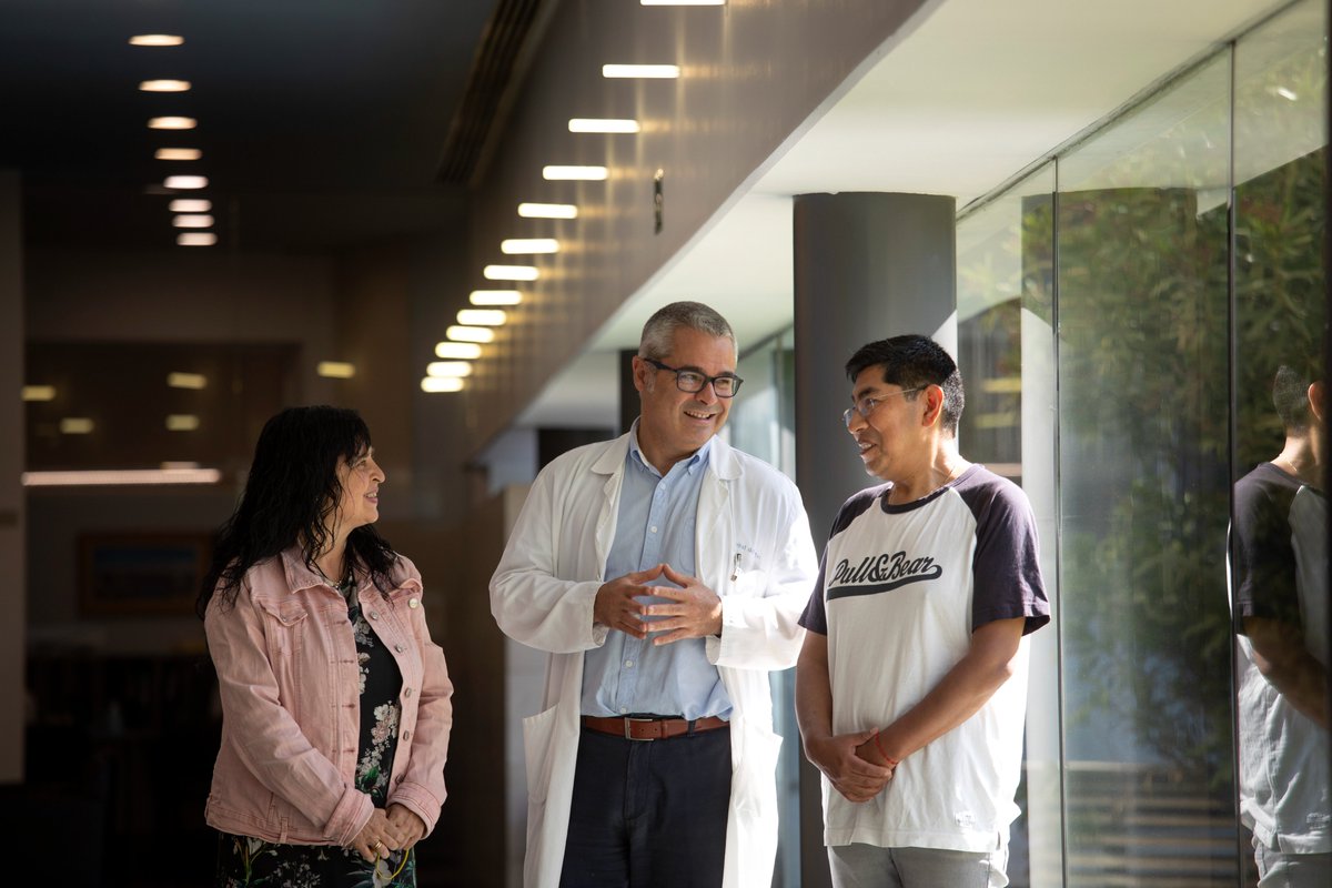 LaVanguardia's tweet photo. La epilepsia es un conjunto de enfermedades que se caracterizan por la predisposición del cerebro a producir crisis: descargas súbitas y descoordinadas de neuronas que afectan a zonas del cerebro, explica @Dr_Rocamora, director de la unidad de epilepsia del hospital del Mar. https://t.co/IFceg80cY8