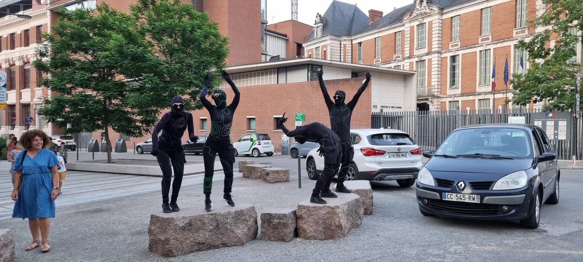 CEMToulouse's tweet photo. [ Retour sur ]

Samedi soir, nous étions à Montauban avec Les Lumènes de la Cie La Cohorte pour une déambulation et un final chorégraphique pour la clôture du festival Dess'Ingres !

Imaginé par Albin Warette &amp; @aude_rsc 
#costumeled #artderue https://t.co/06GeY6OjOf