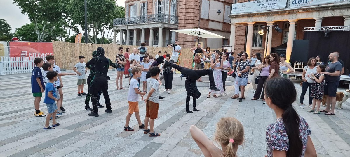 CEMToulouse's tweet photo. [ Retour sur ]

Samedi soir, nous étions à Montauban avec Les Lumènes de la Cie La Cohorte pour une déambulation et un final chorégraphique pour la clôture du festival Dess'Ingres !

Imaginé par Albin Warette &amp; @aude_rsc 
#costumeled #artderue https://t.co/06GeY6OjOf