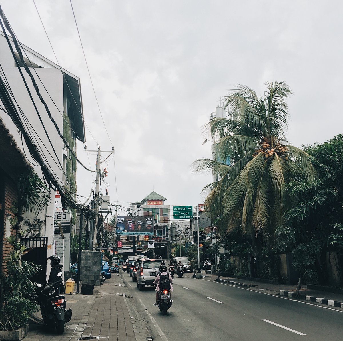 estautopia's tweet photo. 🐒 Os seguimos recomendando #Bali como uno de los destinos top para este verano ☀️ Desde los templos de #Denpasar hasta el bosque de los macacos de cola larga y las espectaculares terrazas de arrozales en #Ubud🌴 https://t.co/Y2jNOubAT1 https://t.co/7D1xa0XUNz