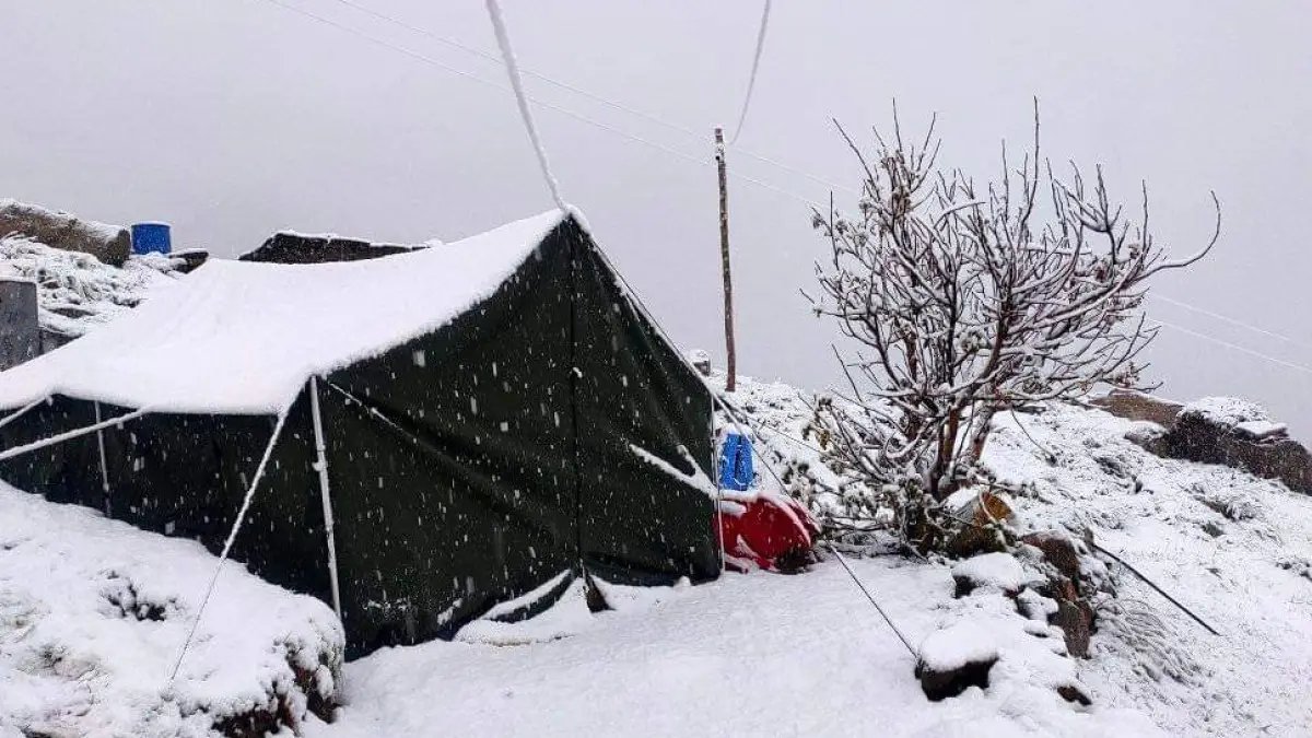 Outlookindia's tweet photo. #InPics | #Himachal's Lahaul Spiti received fresh spell of heavy #Snowfall on Tuesday as most parts of the state are experiencing rain bringing relief from scorching #heatwave in the #hillstate.
#LahaulSpiti #HimachalPradesh
https://t.co/2mUISzNxqW https://t.co/bwai7yHbS9