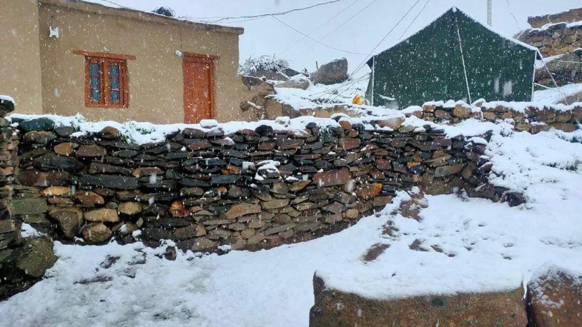 Outlookindia's tweet photo. #InPics | #Himachal's Lahaul Spiti received fresh spell of heavy #Snowfall on Tuesday as most parts of the state are experiencing rain bringing relief from scorching #heatwave in the #hillstate.
#LahaulSpiti #HimachalPradesh
https://t.co/2mUISzNxqW https://t.co/bwai7yHbS9