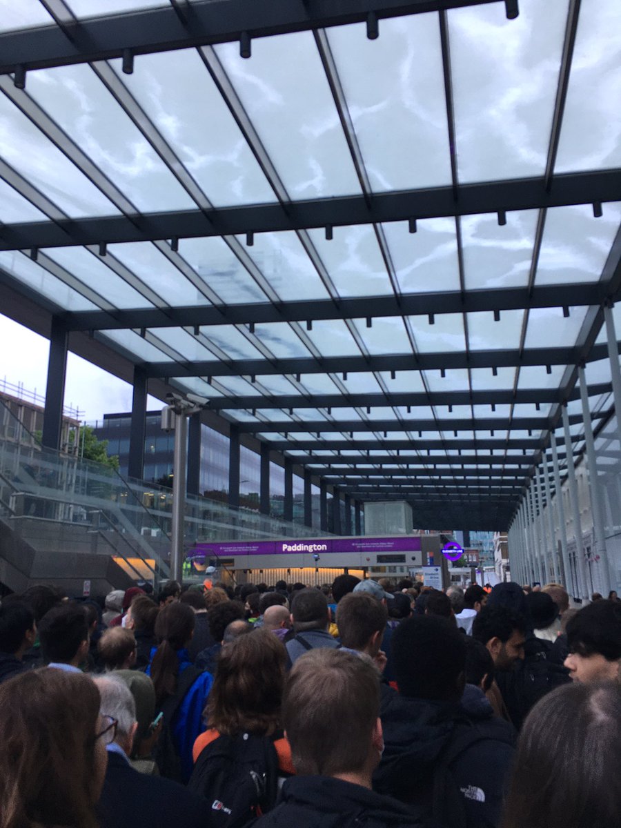 Fly_T0_Nowhere's tweet photo. Worth all the wait in the rain 😀

#firsttrain #paddington #London 
#ElizabethLine @TfL https://t.co/DxmdxkWylu
