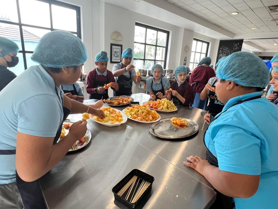 kylie_lyneham's tweet photo. Fantastic opportunity for some of our Stg 3 Ss to prepare food for the homeless at “Kids Giving Back” based in Paddington. Food prep skills combined with a sense of compassion for vulnerable people in our community. @DebSummerhayes @_iEndo #sackcess https://t.co/23SUGTjdqe