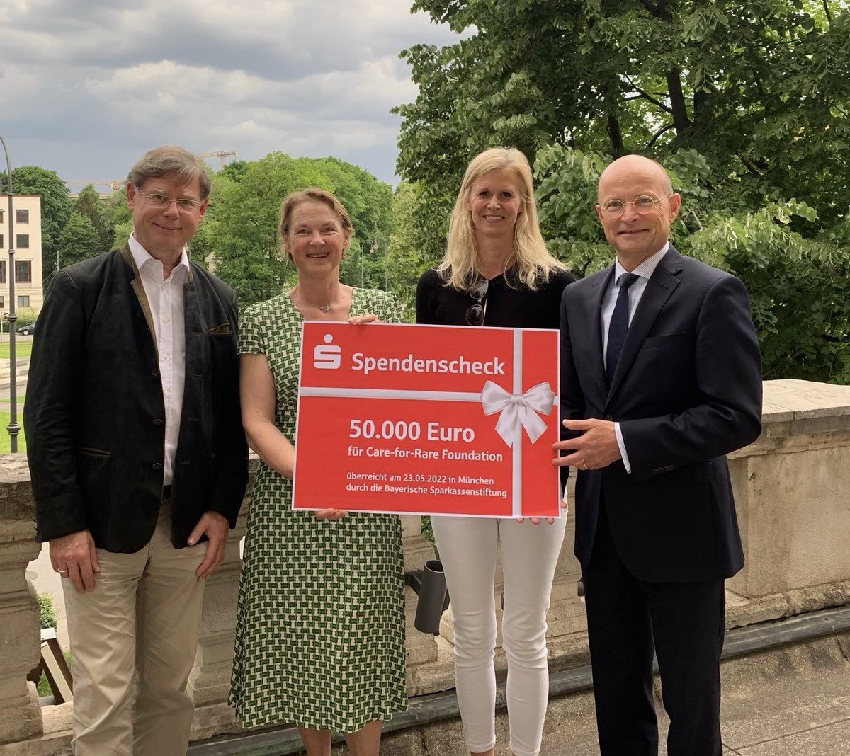 Eine Spende die Kindern mit seltenen Erkrankungen hilft! Prof. Dr. Reuter übergab einen Scheck an die Care-for-Rare Foundation für gezieltere Genomanalysen. 
facebook.com/43094501362819…
 
#haunerscheskinderspital #careforrare #selteneerkrankungen #solidaritätmitkrankenkindern