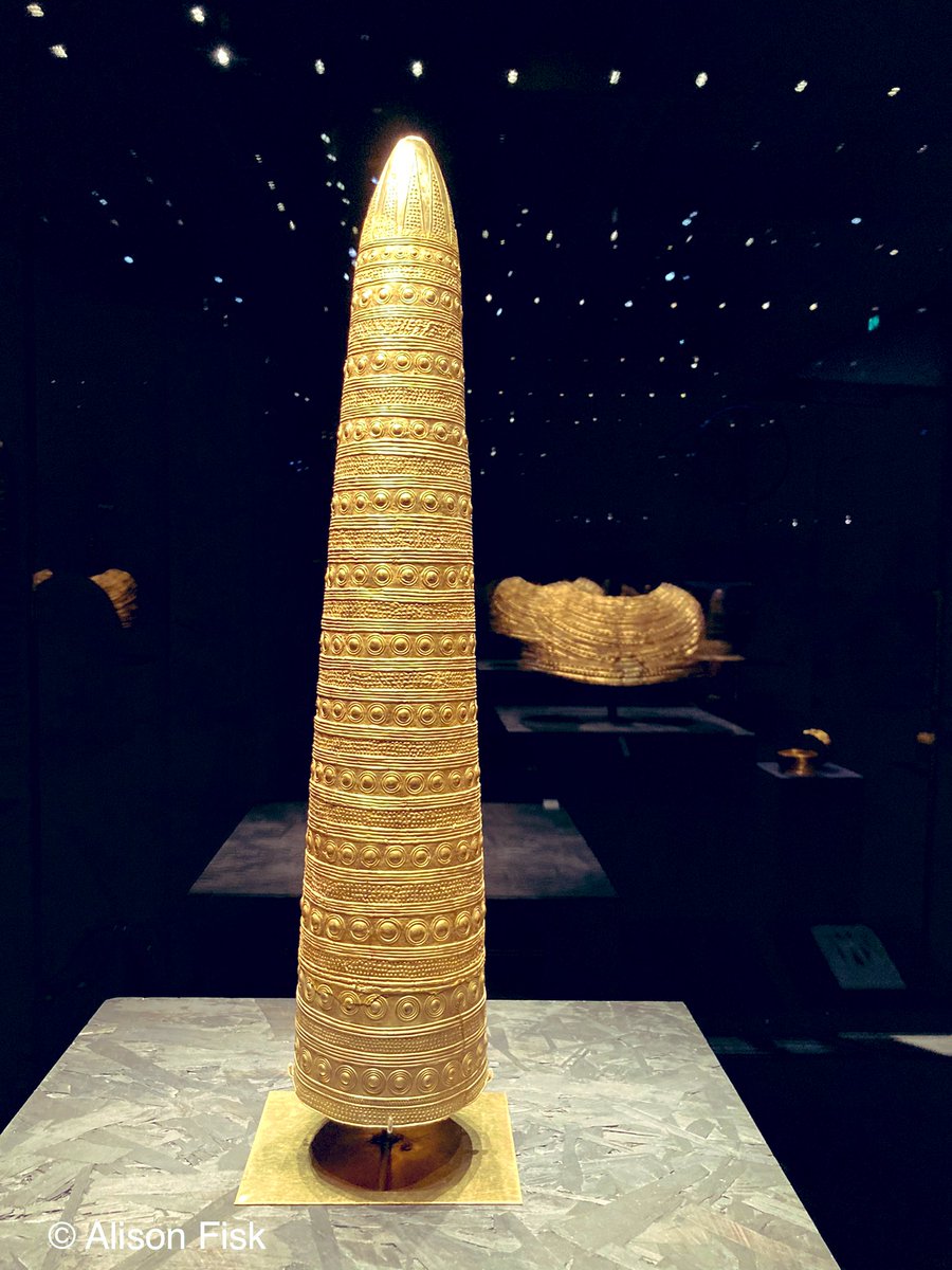 An extraordinary Bronze Age gold ‘hat’ from Avanton, France. One of four cone-shaped objects from ancient Europe interpreted as hats. Hammered gold decorated with solar motifs and a ‘sun-like starburst’ about 3,500 years ago. 📷: © Alison Fisk

#TheWorldofStonehenge
#Archaeology
