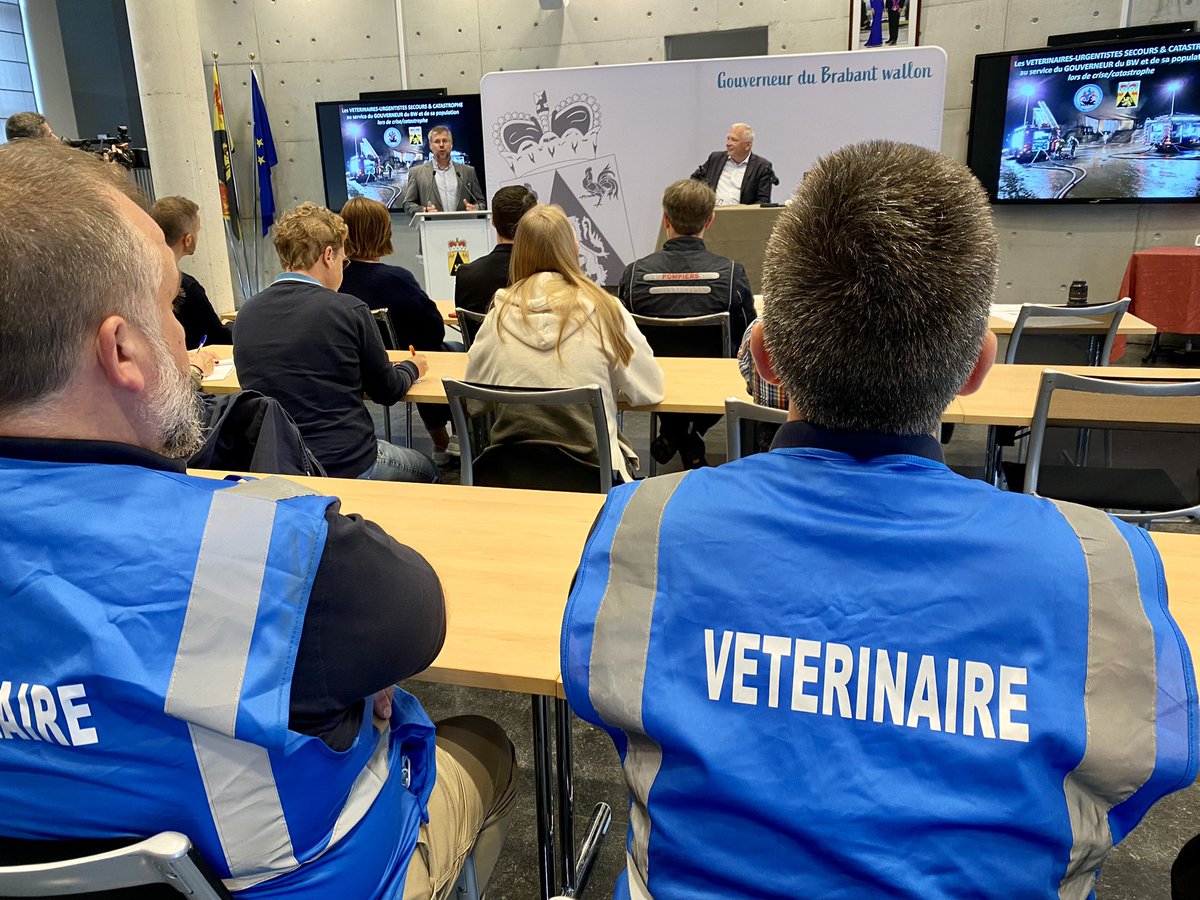 vdp_nathalie's tweet photo. 🆕🐴👀le #BW pourra désormais faire appel à des #veterinairesurgentistes #VUSC en cas de catastrophe 🆘🦌🐄🦮, une logistique et une expertise spécifique qui sera d’une grande aide pour les acteurs de terrain 🤝🧑‍🚒👩‍✈️👷‍♂️🙌 @gillesmahieu @Centre_Crise_BW @Marc_Lerchs @ZoneDeSecoursBW https://t.co/jOauODy9qF