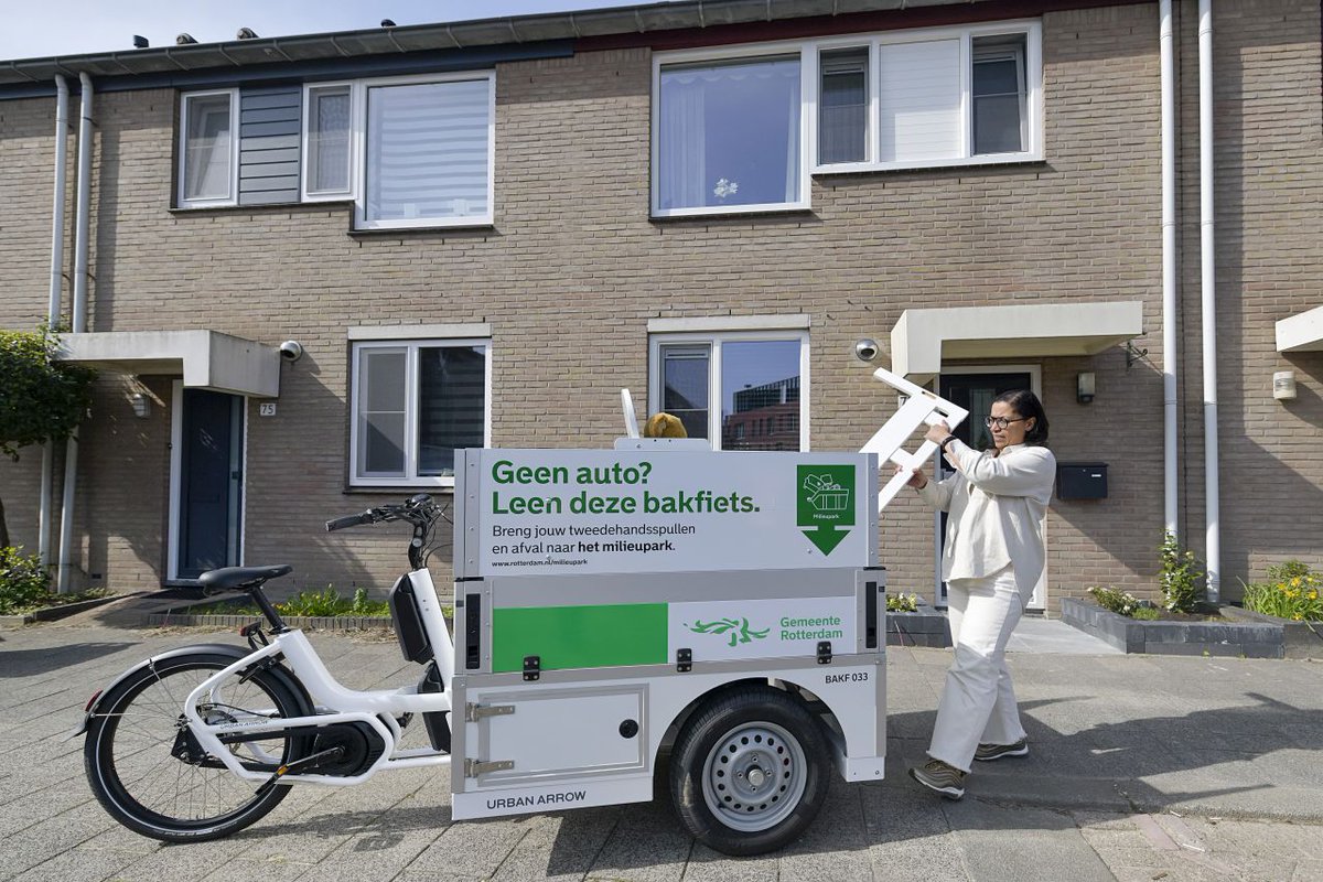 Als Rotterdammer kun je nu #gratis een elektrische #bakfiets of #aanhangwagen lenen om afval, grofvuil, groot tuinafval of bruikbare tweedehandsspullen naar een #milieupark te brengen.

Lees meer 👉 rotterdam.nl/nieuws/milieup…

Of reserveer direct 👉 rotterdam.nl/aanhangwagenba…