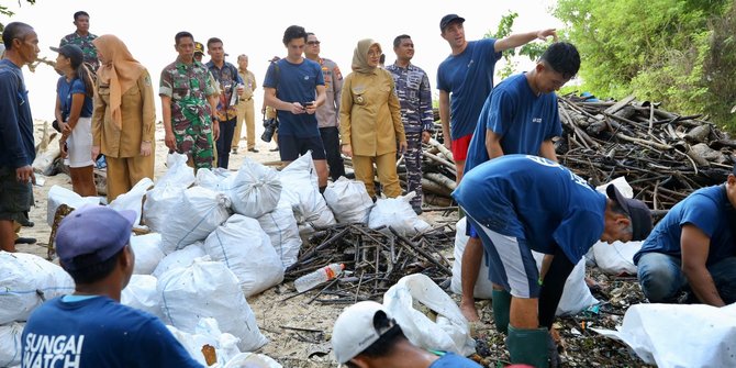 InformasiBWI's tweet photo. Kolaborasi Banyuwangi, Sungai Watch dan WSL Bersihkan Sungai di Alas Purwo https://t.co/I384TmqsfF https://t.co/CAutsGhNYS