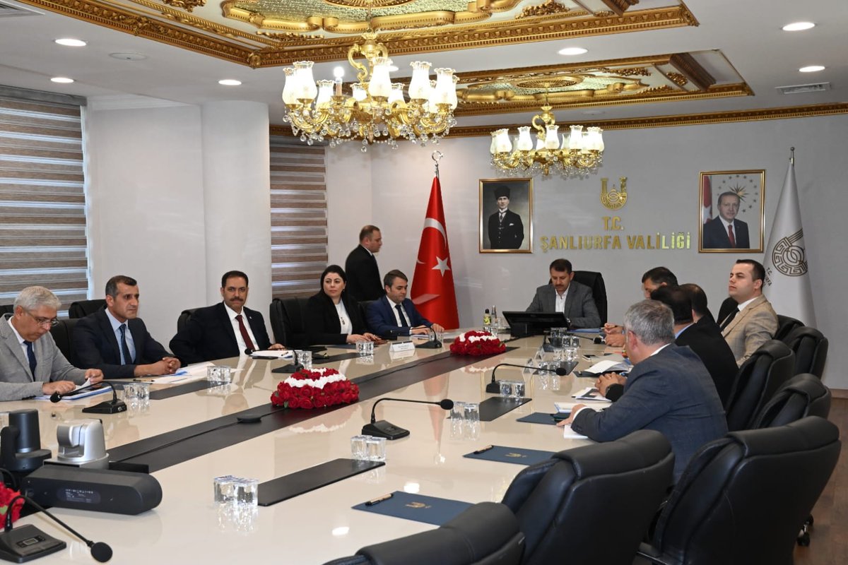 Merkez ilçe kaymakamları, Aile ve Sosyal Hizmetler Müdürü, Sosyal Yardımlaşma ve Dayanışma Vakıf Müdürlerinin katılımıyla gerçekleştirilen toplantıda Valimiz Salih Ayhan sosyal yardım çalışmaları ile ilgili bilgi aldı.

#Şanlıurfa