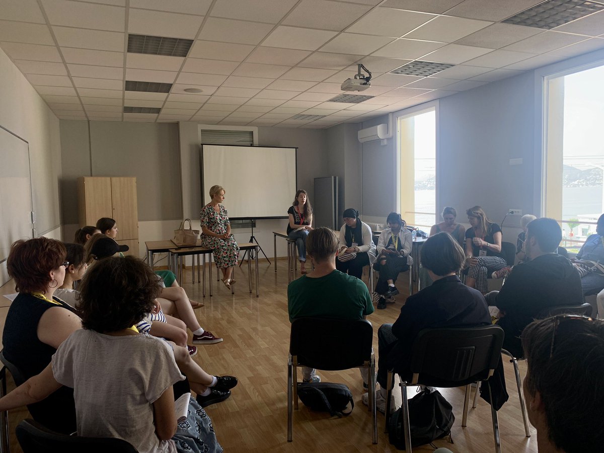 semainecannes's tweet photo. L’attachée de presse Dany de Seille présente La Semaine de la Critique à 20 lycéens originaires de France et d’Allemagne, dans le cadre de l’atelier de formation à la critique de cinéma organisé avec l’@ofaj_dfjw.
#SDLC2022 https://t.co/CNFJZu3Ghf