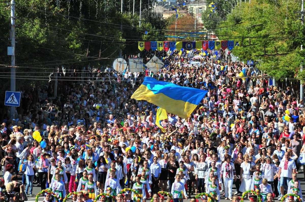 mjluxmoore's tweet photo. Mariupol's Peace Avenue before the arrival of Russia's military, and after.
Source: https://t.co/BRDopkImyt https://t.co/SRyyAOzIHW