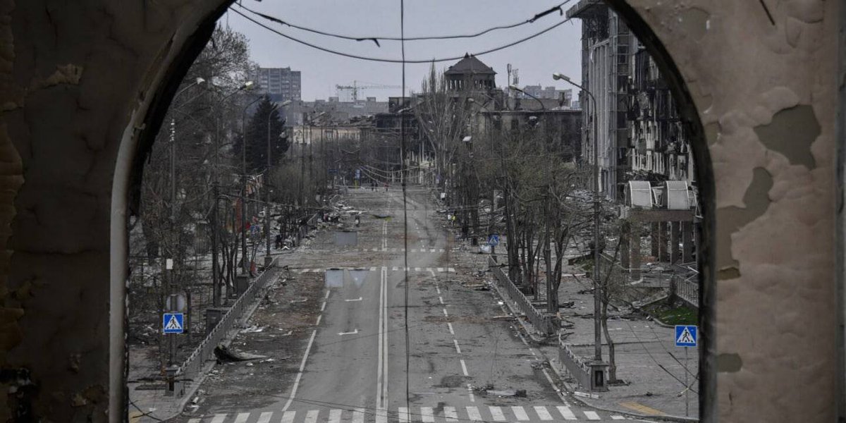mjluxmoore's tweet photo. Mariupol's Peace Avenue before the arrival of Russia's military, and after.
Source: https://t.co/BRDopkImyt https://t.co/SRyyAOzIHW