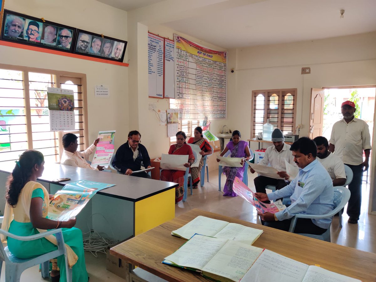 ZP_Mandya's tweet photo. ಮಂಡ್ಯ ಜಿ. ಪಾಂಡವಪುರ ತಾ|| ಎಲ್ಲಾ ಗ್ರಾ.ಪಂ.ಗಳಲ್ಲಿ SBM(G) ಯೋಜನೆಗೆ ಸಂಬಂಧಿಸಿದಂತೆ ರಾಜ್ಯ ಕಚೇರಿಯಿಂದ ನೀಡಲಾದ ಐ.ಇ.ಸಿ ಸಾಮಗ್ರಿಗಳಾದ ಕ್ಯಾಲೆಂಡರ್, ಪ್ಲಿಪ್ ಚಾರ್ಟ್ ಹಾಗೂ ಬ್ರೋಚರ್ಸ್ ಗಳನ್ನು ಬಿಡುಗಡೆ ಮಾಡಿರುವುದು.
#RDPR #RDWSD #ZPMandya #Sbmg #Calendar #Flipchart #Brochures #Smj https://t.co/Q1zib7h9xC