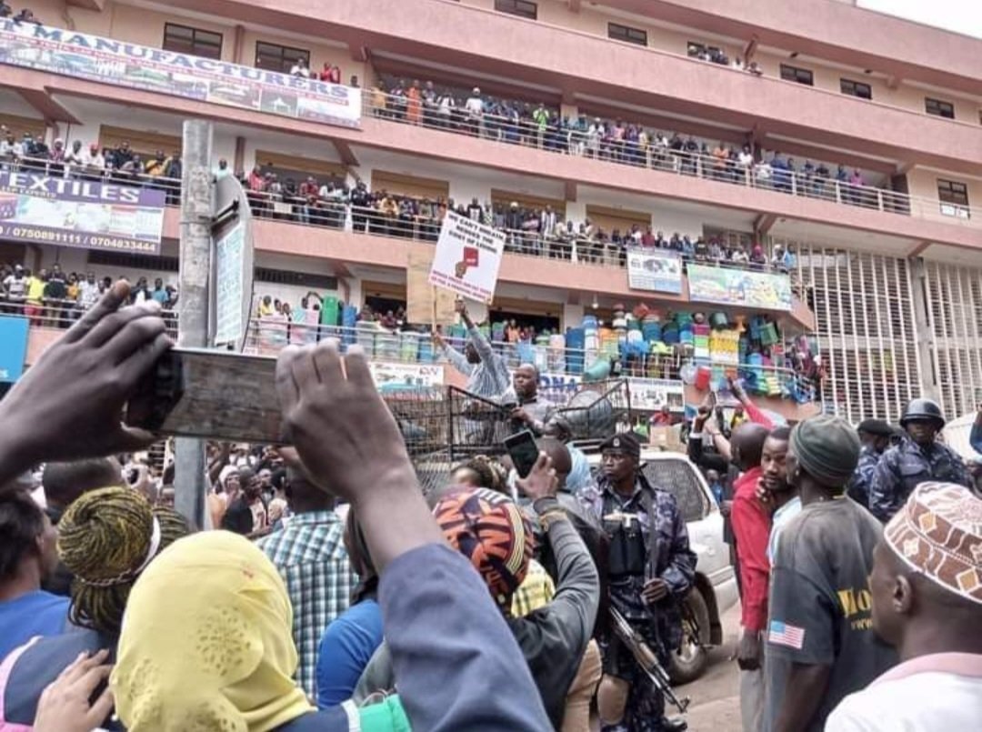 Omununuzi W'eggwanga Akomyewo!
Col. Dr. Kizza Besigye,has today defiantly resumed his ‘wake up call’ campaign aimed at reawakening Ugandans to stand up and protest against the skyrocketing commodity prices.
Ssaabafere Wa "Struggle"  Mr Kiwaani Aliwa <a href="/DanielLutaaya/">Daniel Lutaaya</a> <a href="/nbstv/">NBS Television</a>