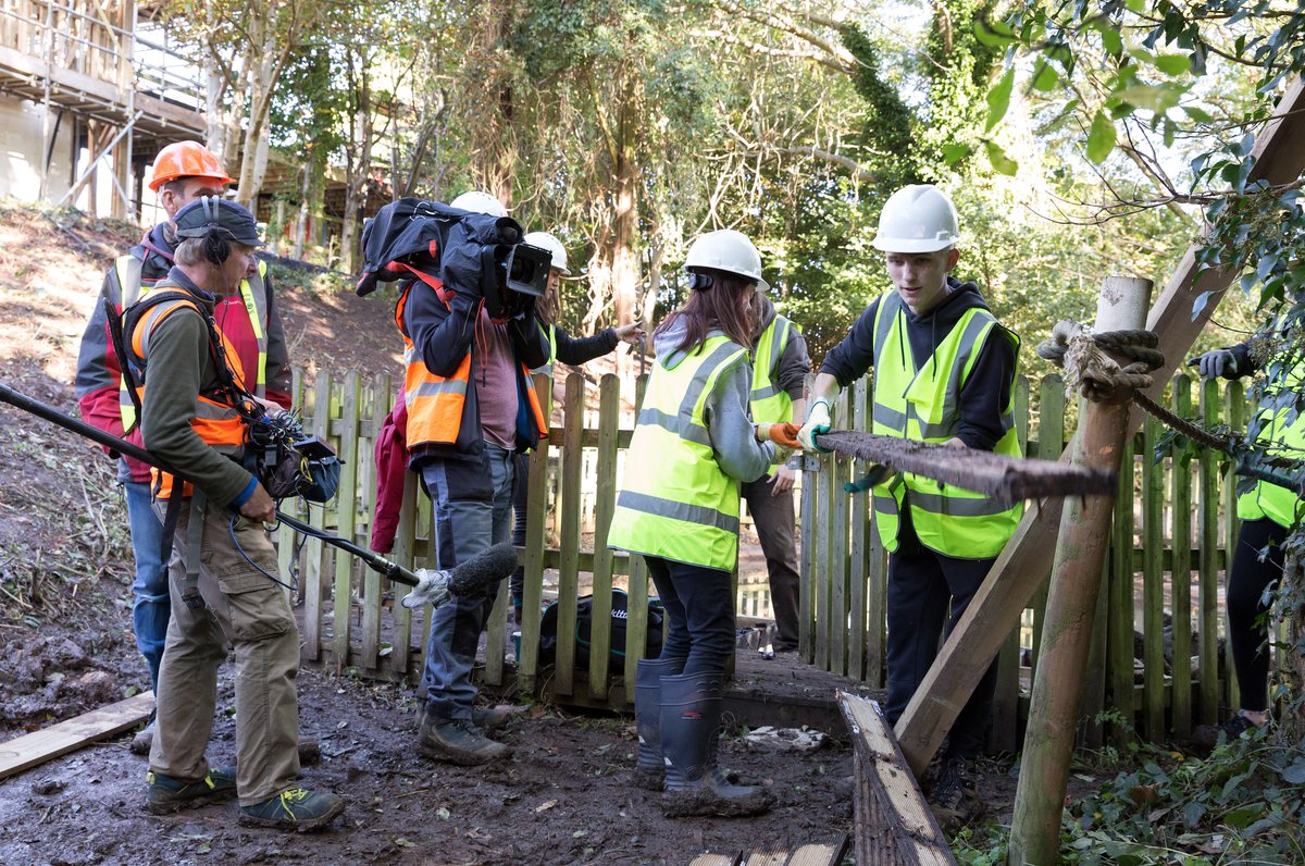 Tonight <a href="/MrNickKnowles/">Nick Knowles</a> and the DIY SOS team are joined by an army of volunteers and skilled tradespeople from #Bristol and beyond, to save a vandalised adventure playground future generations 🛠️ <a href="/BBCOne/">BBC One</a> 8pm
