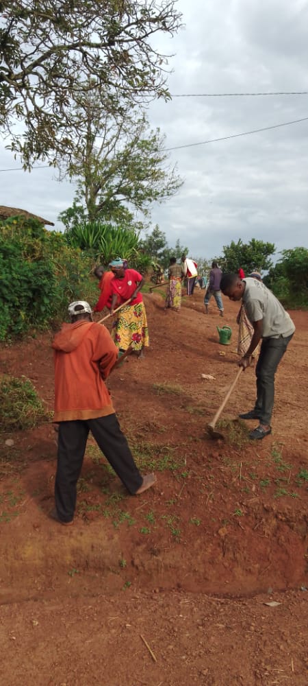 NyaruguruDistr's tweet photo. Mu mirenge itandukanye y'Akarere ka Nyaruguru abaturage bazindukiye mu #gitondo cy'isuku hakorwa ibikorwa byo kurwanya ikibazo bibangamiye imibereho myiza y'abaturage, gutera indabo ku mihanda #IsukuNiIsokoyUbuzima https://t.co/rIfAkGlDs2