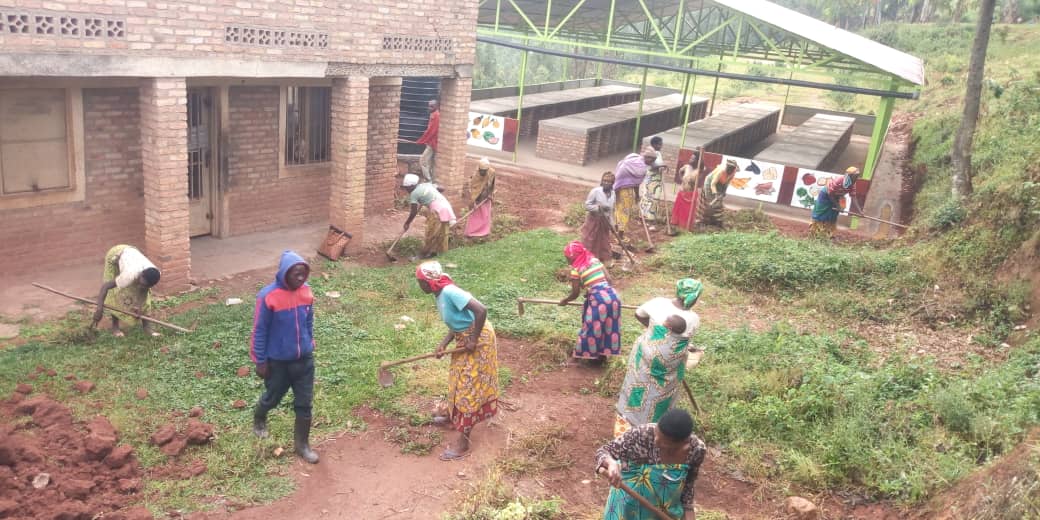 NyaruguruDistr's tweet photo. Mu mirenge itandukanye y'Akarere ka Nyaruguru abaturage bazindukiye mu #gitondo cy'isuku hakorwa ibikorwa byo kurwanya ikibazo bibangamiye imibereho myiza y'abaturage, gutera indabo ku mihanda #IsukuNiIsokoyUbuzima https://t.co/qv3RQnZi7t