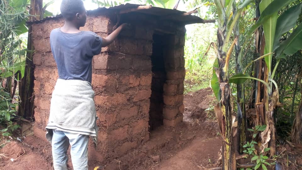 NyaruguruDistr's tweet photo. Mu mirenge itandukanye y'Akarere ka Nyaruguru abaturage bazindukiye mu #gitondo cy'isuku hakorwa ibikorwa byo kurwanya ikibazo bibangamiye imibereho myiza y'abaturage, gutera indabo ku mihanda #IsukuNiIsokoyUbuzima https://t.co/qv3RQnZi7t