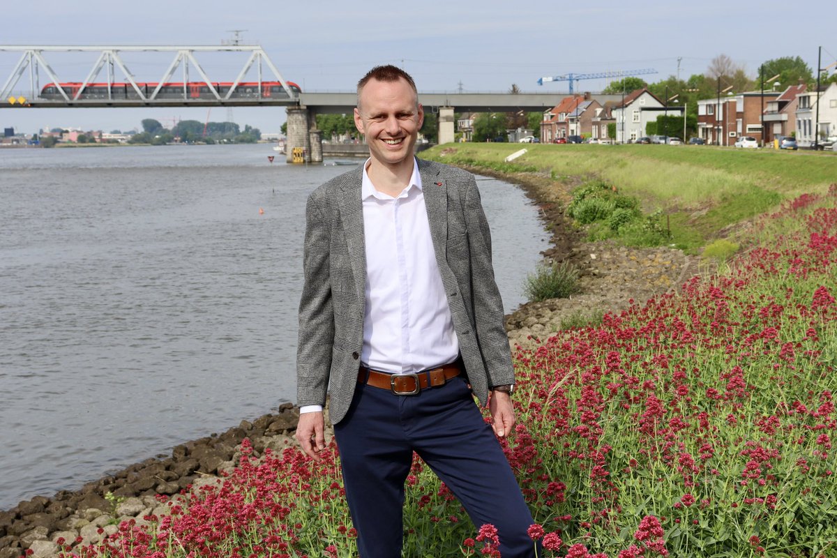 raad_sliedrecht's tweet photo. Nieuwe gezichten in de gemeenteraad 👋🏻 

Ik ben @verweijanpieter en sinds 30 maart van dit jaar mag ik gemeenteraadslid voor @SGPCUSliedrecht zijn. Wij zijn in 2005 in Sliedrecht komen wonen, omdat….. 

📲 Lees verder:  https://t.co/202Tr86WJN https://t.co/JDbJwVg50T