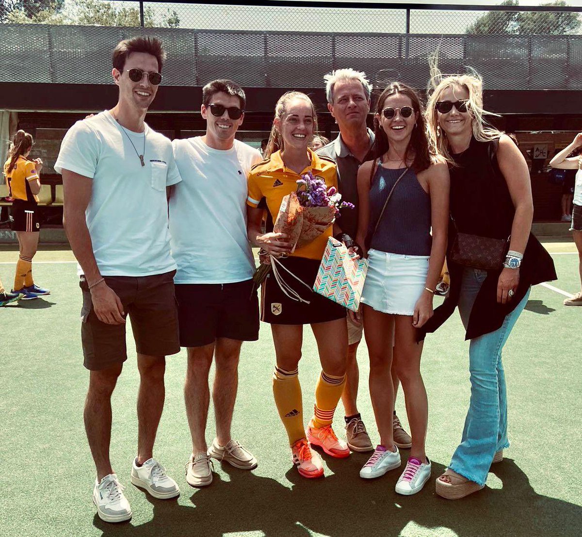 AtleticTerrassa's tweet photo. GRÀCIES CRIS! 💛🖤

🏑🎩 Aquest diumenge va ser el darrer partit de la Cristina Escudé amb l’Atlètic. Després de 10 temporades, la capitana del primer equip es retira del hockey. 

Moltes gràcies per aquests anys i molta sort en aquesta nova etapa! 💛🖤 https://t.co/XIZYJIEzca