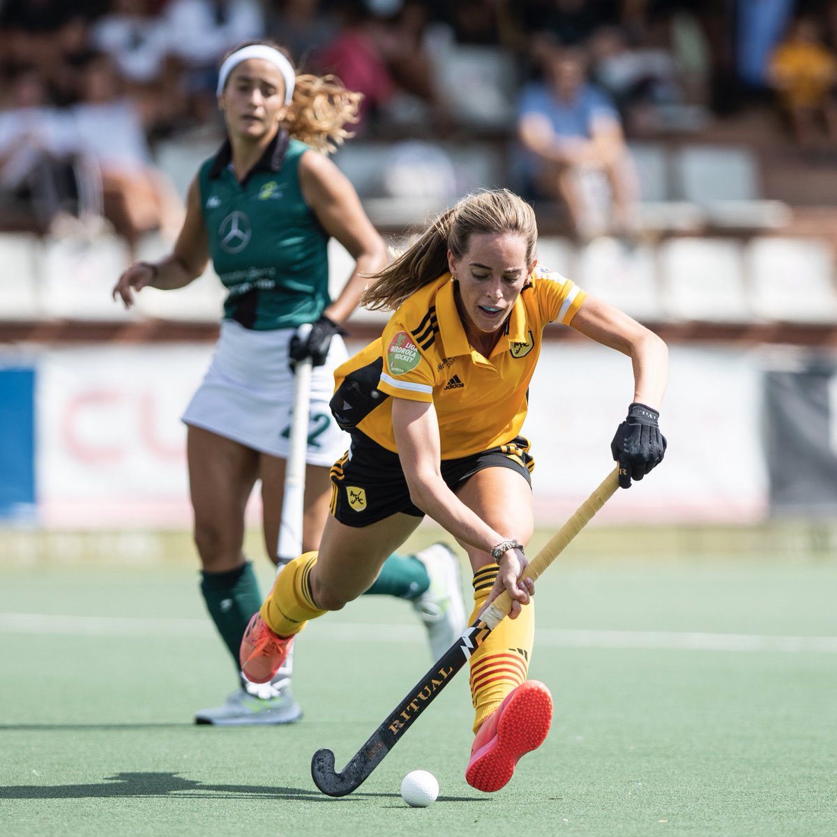AtleticTerrassa's tweet photo. GRÀCIES CRIS! 💛🖤

🏑🎩 Aquest diumenge va ser el darrer partit de la Cristina Escudé amb l’Atlètic. Després de 10 temporades, la capitana del primer equip es retira del hockey. 

Moltes gràcies per aquests anys i molta sort en aquesta nova etapa! 💛🖤 https://t.co/XIZYJIEzca
