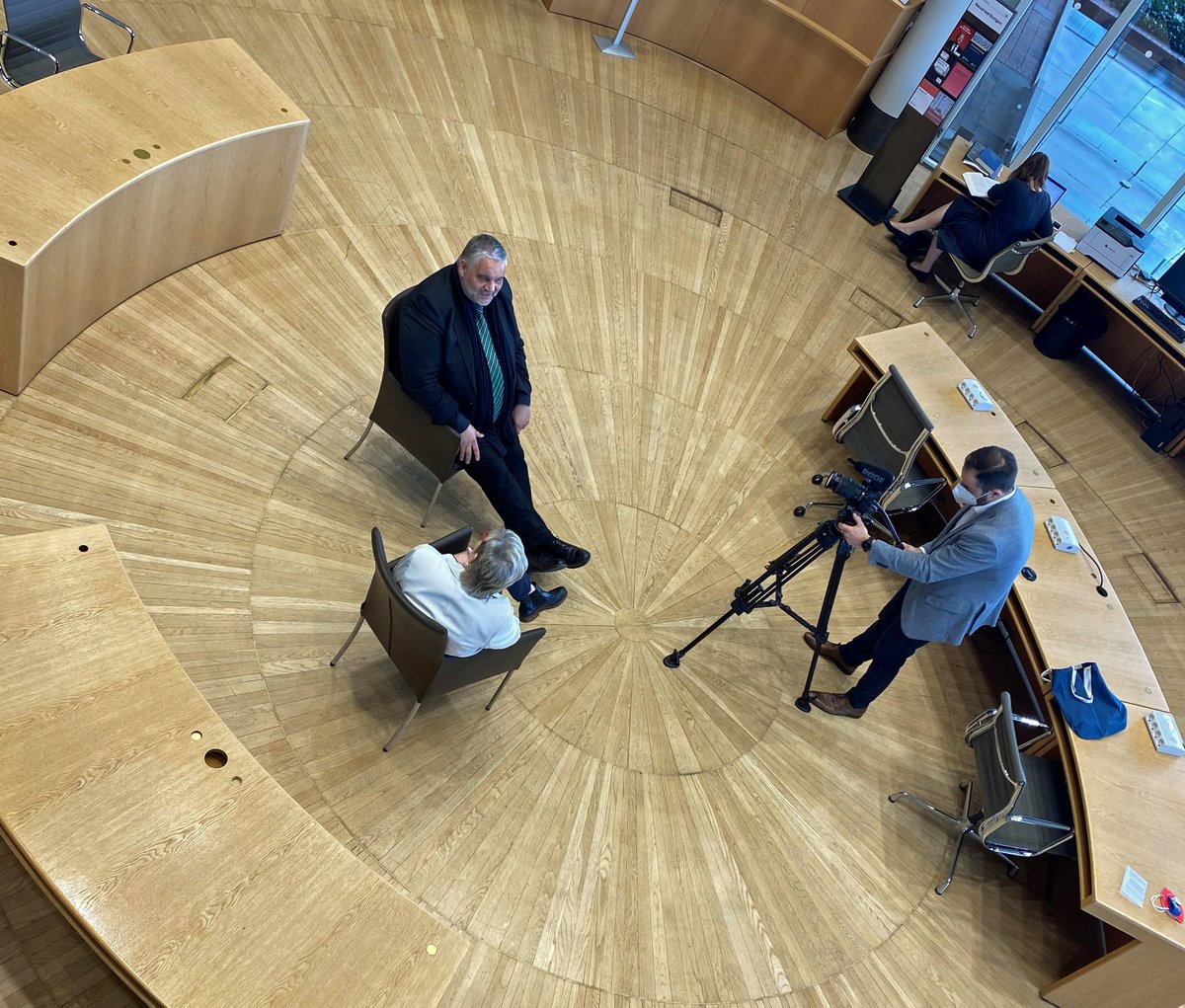 Landtag_NRW's tweet photo. Heute kommt das Präsidium der 17. Wahlperiode zum letzten Mal zusammen. #Vizepräsidentin Carina Gödecke und #Vizepräsident Oliver Keymis blicken auf 27 bzw. 22 Jahre im #ltnrw zurück. Das #Doppelinterview: https://t.co/oEcSh5Rnqj https://t.co/cpcpypafXX