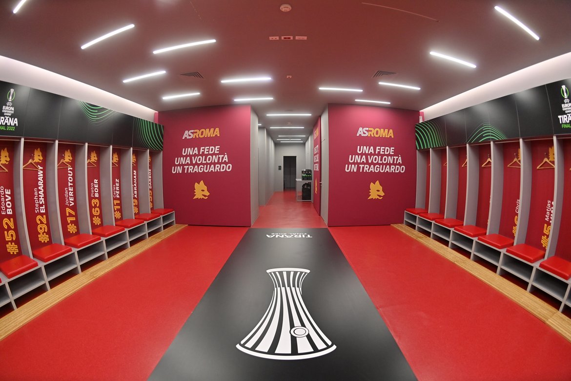 OfficialASRoma's tweet photo. 📸 Il nostro spogliatoio a Tirana 🟨🟥

#ASRoma | #UECLfinal https://t.co/TM9BoC6QHK