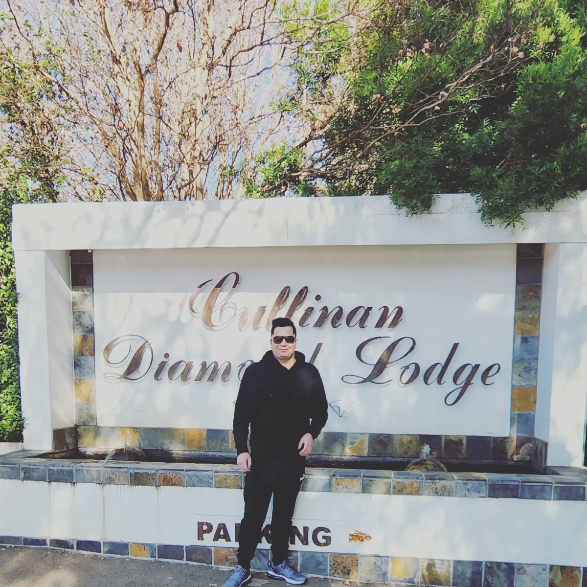 QuentinPrinsloo's tweet photo. Sovêr geniet ons qp Span die Toer hier in en om Gauteng. Tydens die Optrede skedule bly ons span oor by die CULLINAN DIAMOND LODGE, in hulle HONEYMOON suite en kamers.
#cullinan #Diamonds #diamondlodge #quentinprinsloo @bestuurqp @MediaBox101 https://t.co/o3UD32za8W