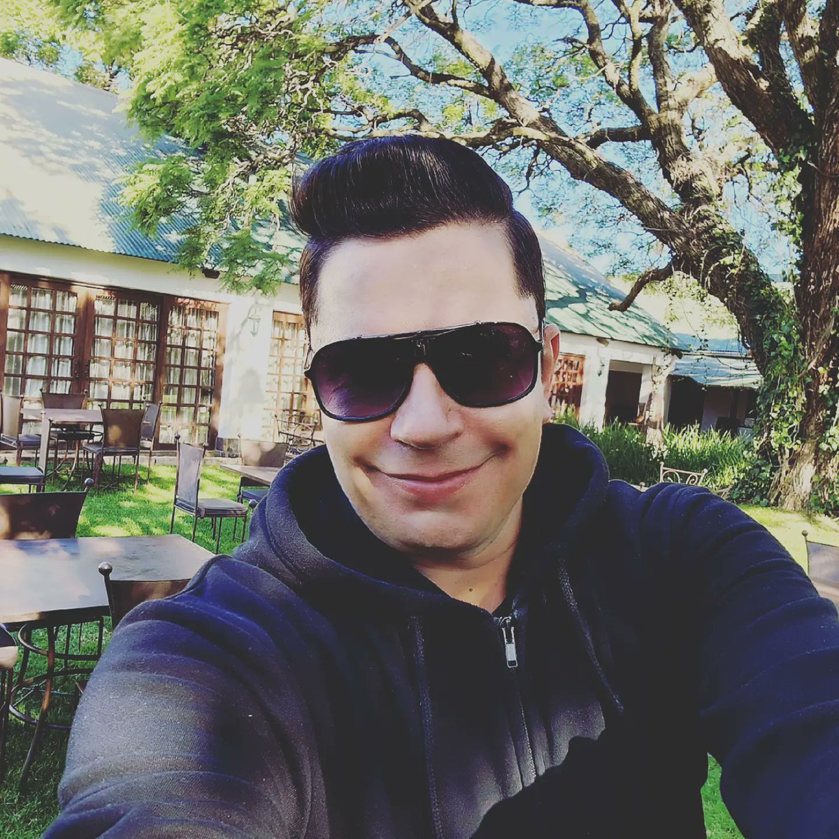 QuentinPrinsloo's tweet photo. Sovêr geniet ons qp Span die Toer hier in en om Gauteng. Tydens die Optrede skedule bly ons span oor by die CULLINAN DIAMOND LODGE, in hulle HONEYMOON suite en kamers.
#cullinan #Diamonds #diamondlodge #quentinprinsloo @bestuurqp @MediaBox101 https://t.co/o3UD32za8W
