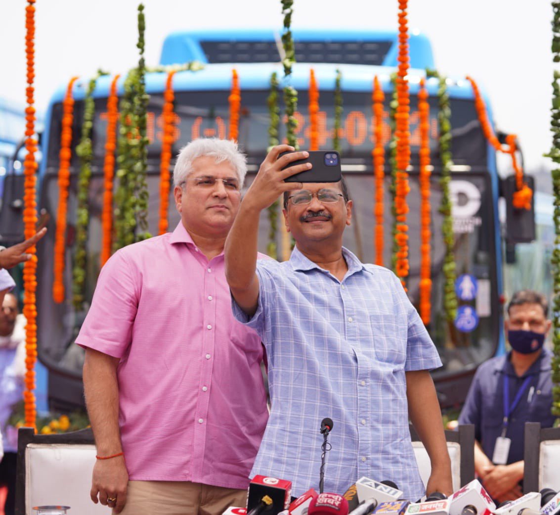 kgahlot's tweet photo. माननीय मुख्यमंत्री @ArvindKejriwal जी के सपनों को सच होते देख रहा हूँ, मैं दिल्ली को बदलते देख रहा हूँ। 

इलेक्ट्रिक बसों की आज से शुरुआत होने पर सभी दिल्लीवासियों को बधाई! https://t.co/wl8Pr5a4E8